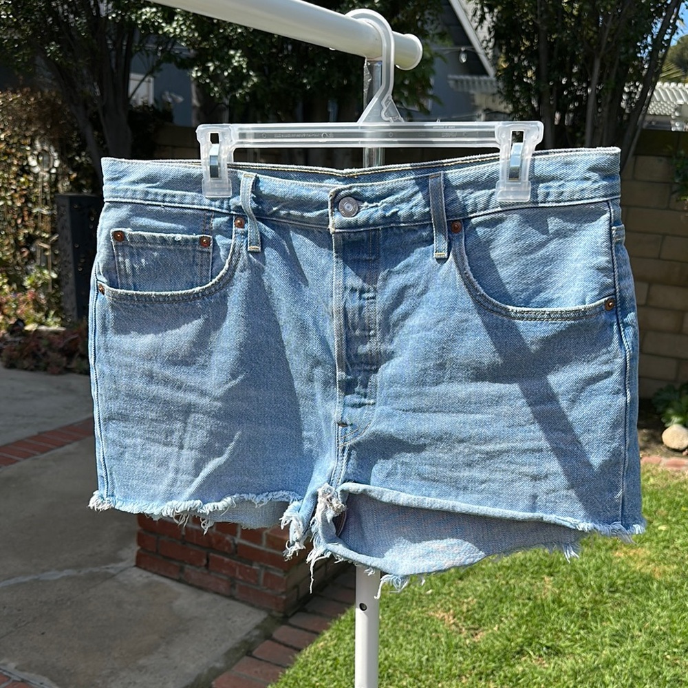 33 Levi Button Fly Denim Jean Shorts EUC